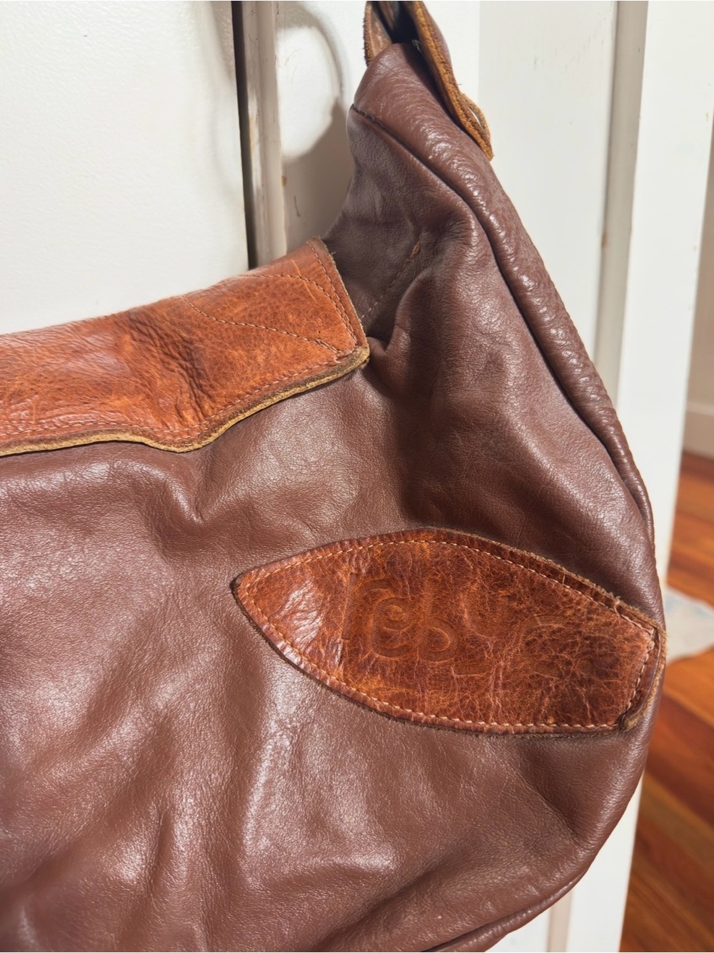 Handcrafted Retro Brown Leather Shoulder Bag with Decorative Stitching - Picture 10 of 16